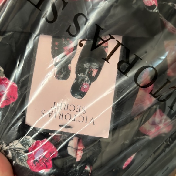 VS Slippers - Picture 2 of 3